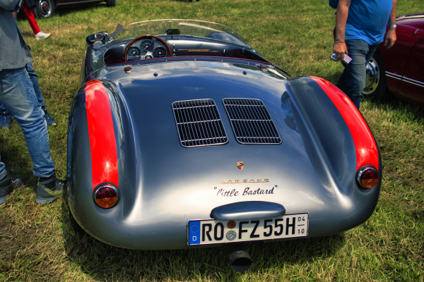 Carl Zeiss Vario Sonnar 28-85mm f3.3-4 A7C05147, a 1.5 liters engine and 125 hp propelled the 550-kilogram car to a top speed of 220 km/h, an original Porsche 550 costs around 7 million Euro