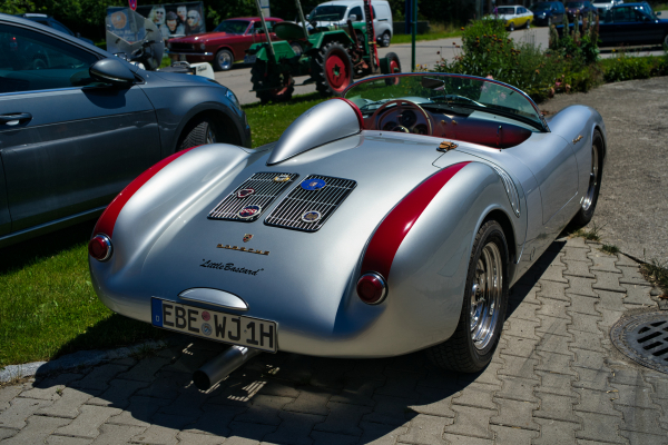 Zeiss Batis Distagon 40mm f2 CF A701458; Porsche built the 550 Spyder just 89 times from 1953 to 1956