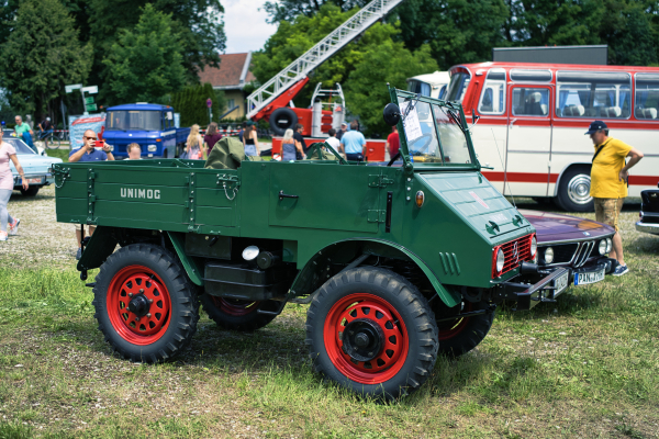 Zeiss Batis Distagon 40mm f2 CF A701962; Mercedes Benz Unimog 410 year 1953 - 1956